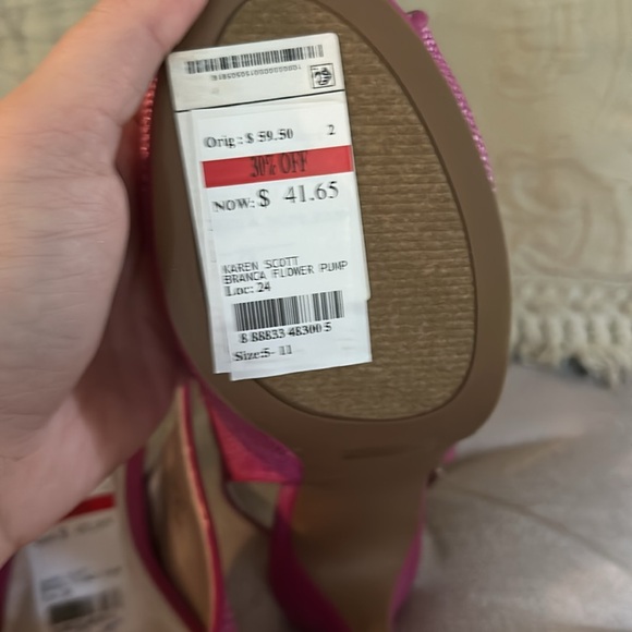 New in box Karen Scott pumps - Picture 4 of 4